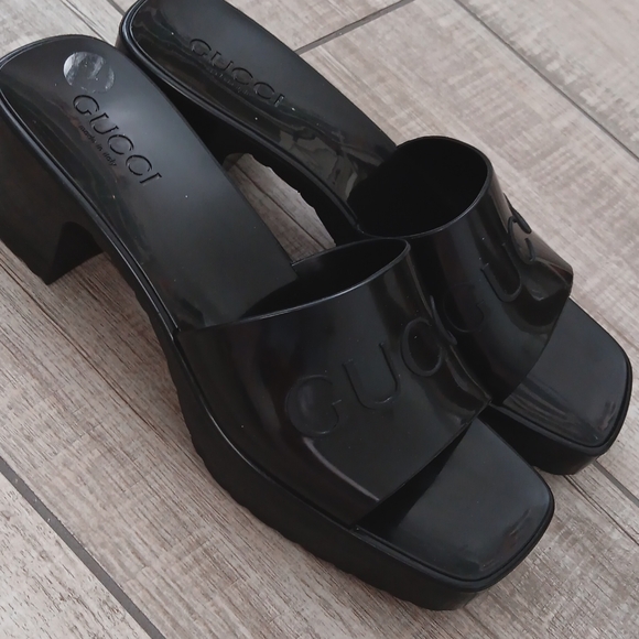 GUCCI..RUBBER HEEL SLIDES..SIZE 39 - Picture 1 of 8